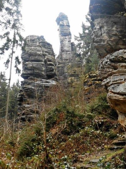 Links im Bild der Johannisturm