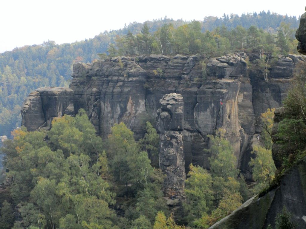 Frienstein mit Seilschaft an der Westkante, davor der Friensteinwächter