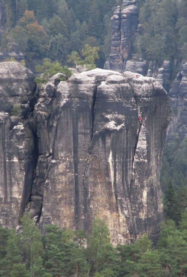 Ein schöner Klotz mit Seilschaft im Lorenztürmerweg.