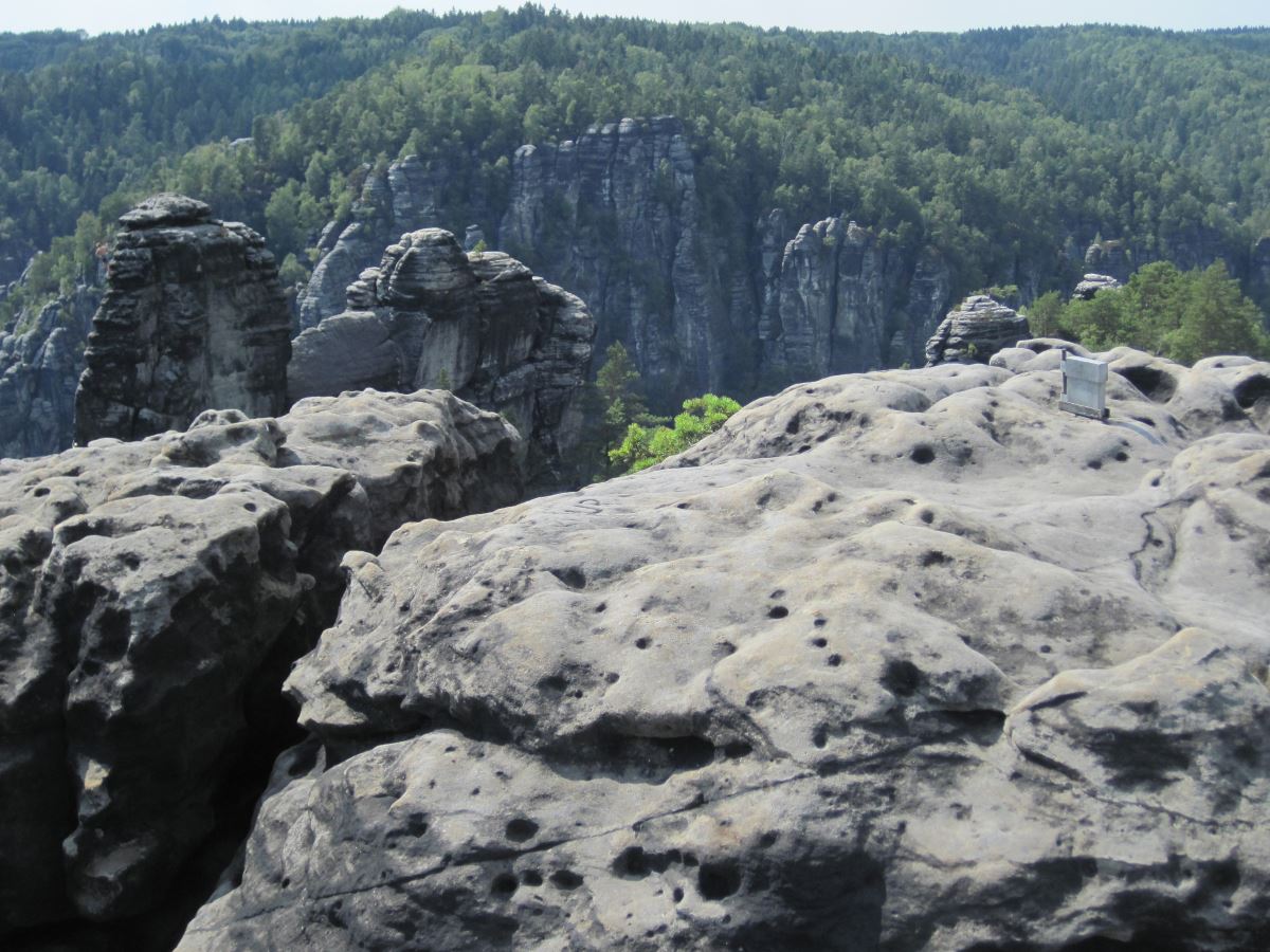 Gipfelbuch auf dem Honigstein, links im Hintergrund die Lokomotive