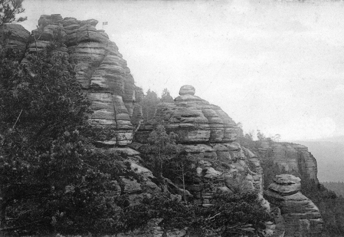 Diese Postkarte aus dem Jahr 1904 zeigt den Lutherkopf aka Toter Zwerg mit einer Wetterfahne. Ob die im Rahmen einer sportlichen Besteigung hinaufgekommen ist, weiß man nicht. Es wurde aber zumindest schon damals auf dem Objekt herumgekrabbelt.