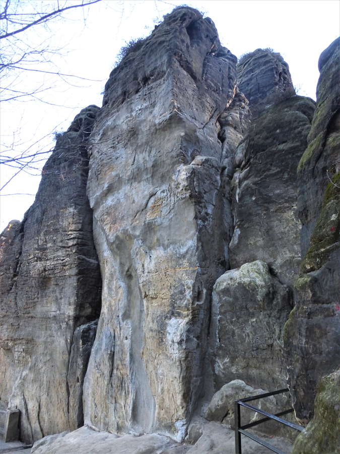 Spritzbeton-Attentat auf den "vom Einsturz bedrohten" Sieberturm. Auch Teile des "Nordweges" wurden eingekleistert und ob "Die Optik stimmt" unten überhaupt noch kletterbar ist, ist fraglich. Mal sehen, welcher Gipfel als nächstes sterilisiert wird ...