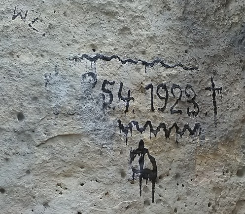 Am Wandfuss der Flachsköpfe. Weiß jemand, was hier passiert ist?