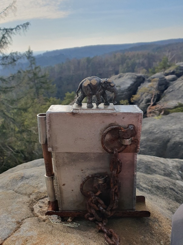 Hübsche Gipfelbuchhülle des Dickhäuters